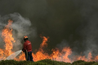 Portugalsko bojuje s rozsiahlymi lesnými požiarmi.