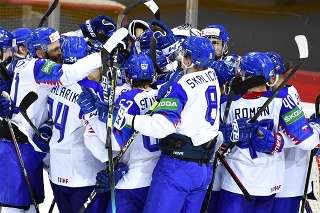 Slovenskí hokejisti ukázali po zápase veľkú radosť a súdržnosť.
