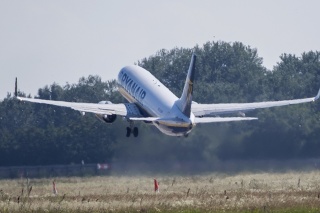 Vzlietajúce lietadlo z Bratislavského letiska spoločnosti Ryanair.