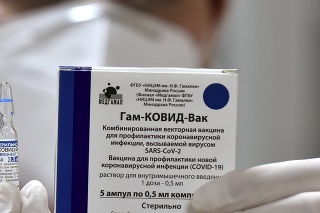 Čierna Hora: Zdravotná sestra s ampulkou ruskej vakcíny Sputnik V v Podgorici.