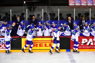 Na snímke slovenskí hokejisti sa tešia z gólu Matúša Sukeľa.