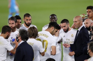 Tréner Realu Zinedine Zidane dáva pokny svojim spoluhráčom.