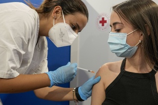 Aspoň prvú dávku vakcíny dostalo na Slovensku už 1,8 milióna osôb (ilustračné foto)