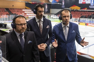 Na snímke štáb RTVS - sprava Matej Hajko, Boris Valábik a Pavol Gašpar pred zápasom základnej A-skupiny Švédsko - Slovensko na 84. majstrovstvách sveta v ľadovom hokeji v lotyšskej Rige v nedeľu 30. mája 2021.