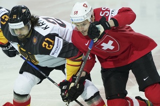 Na snímke sprava hráč Švajčiarska Dario Simion a hráč Nemecka Nicolas Krämmer v zápase štvrťfinále Švajčiarsko - Nemecko na 84. majstrovstvách sveta v ľadovom hokeji v lotyšskej Rige vo štvrtok 3. júna 2021.