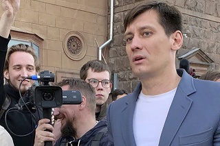 Na snímke ruský opozičný politik Dmitrij Gudkov po prepustení z väzby 3. júna 2021 v Moskve.