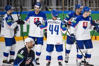 Na snímke slovenskí hokejisti sa tešia z gólu Petra Cehlárika (druhý vpravo) vo štvrťfinálovom zápase USA - Slovensko.