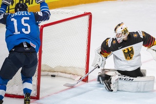 Na snímke zľava Anton Lundell (Fínsko) a Mathias Niederberger (Nemecko) počas gólu na 84. majstrovstvách sveta v ľadovom hokeji v lotyšskej Rige.