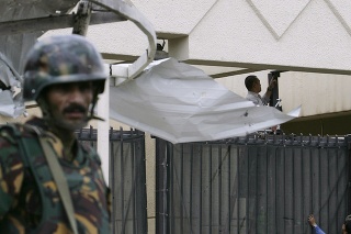 Vojak stojí pred hlavným vchodom do budovy americkej ambasády v Jemene.