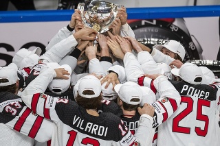 Na snímke tím Kanady oslavuje s trofejou po zisku zlata vo finálovom zápase Fínsko - Kanada.