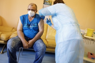 Prvý deň očkovania Sputnikom na Poliklinike cudzokrajných chorôb v Bratislave.