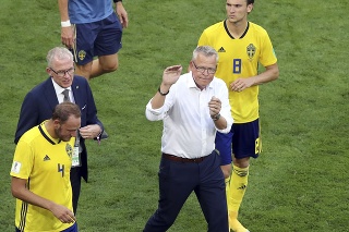 Na snímke tréner švédskej futbalovej reprezentácie mužov Janne Andersson (v strede).