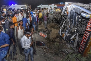 Pri strete autobusu s dodávkou v Indii je 17 mŕtvych a 18 zranených.
