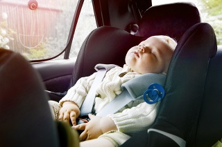 Čip má zabrániť zabudnutiam detí v aute.