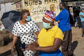 Ľudia s rúškami v Južnej Afrike.