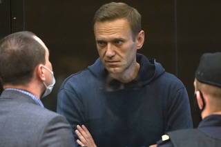 Ruský opozičný líder Alexej Navaľnyj hovorí so svojimi advokátmi počas vypočúvania na súde.