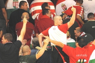 Vztýčený prst maďarských fanúšikov hovorí za všetko.