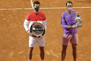 Španielsky tenista Rafael Nadal (vpravo) pózuje s trofejou po víťazstve nad Srbom Novakom Djokovičom (vľavo) vo finále mužskej dvojhry na turnaji ATP v Ríme 16. mája 2021.