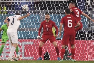 Taliansky hráč Alessandro Bastoni (vľavo) sa pokúša hlavičkou skórovať cez tureckého brankára Ugurcana Cakira v zápase A-skupiny Turecko - Taliansko na EURO 2020.