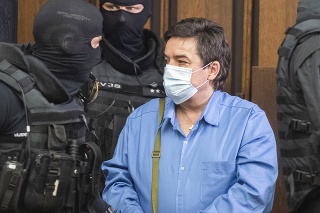 Obžalovaný Marian Kočner prichádza v sprievode eskorty na verejné zasadnutie na Najvyššom súde (NS) SR v kauze vraždy Jána Kuciaka a jeho snúbenice Martiny Kušnírovej
