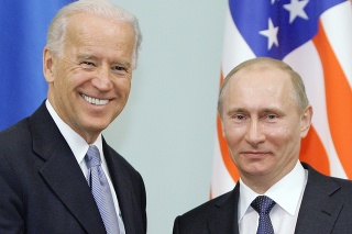 Na archívnej snímke z 10. marca 2011 vtedajší americký viceprezident Joe Biden (vľavo) a vtedajší ruský premiér Vladimir Putin,