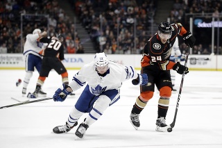 Na snímke vpravo slovenský obranca Toronta Martin Marinčin, naľavo  hráč Ducks Carter Rowney v zápase hokejovej NHL Anaheim Ducks - Toronto Maple Leafs v noci na 7. marca 2020.