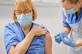 Ak si chcú ošetrovatelia
udržať prácu, musia sa dať očkovať.