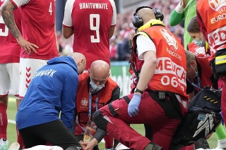Záchranári oživujú dánskeho futbalistu Christiana Eriksena (29)