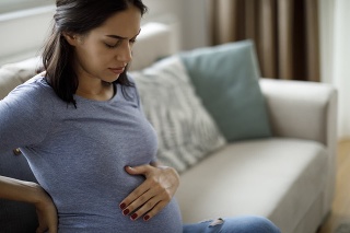 Tehotná žena sa zľakla naliehania svokry, ktorá chce jej dieťa vychovávať.