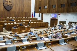 Na snímke rokovacia sála parlamentu počas druhého dňa mimoriadnej 31. schôdze parlamentu.