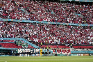 Na snímke vľavo hráči Francúzska a vpravo hráči Maďarska pred zápasom F-skupiny ME vo futbale Maďarsko - Francúzsko v Budapešti.