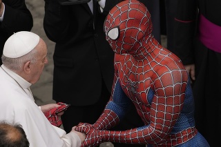 Na snímke vľavo pápež František sa víta s osobou v kostýme komiksovej postavy Spider-Mana, ktorá mu dáva masku po skončení pravidelnej generálnej audiencie vo Vatikáne 23. júna 2021.