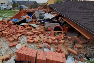 Búrka poškodila obec Stebno pri meste Kryry na severovýchode Česka. Nevylučuje sa, že zasiahlo tornádo.
