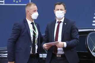 Premiér Eduard Heger (vpravo) na summite EÚ v Bruseli