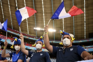 Francúzski fanúšikovia mávajú vlajkami pred zápasom základnej F-skupiny Francúzsko - Nemecko na ME vo futbale 15. júna 2021 v Mníchove.