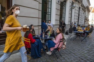 Zmiernené opatrenia: Zákazníci sedia na terase prevádzky na Nedbalovej ulici v Bratislave v pondelok 26. apríla 2021.