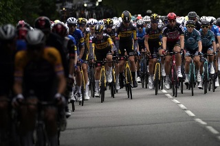 Na snímke cyklisti počas prvej etapy cyklistických pretekov Tour de France z Brestu do Landerneau (197,8 kilometrov) 26. júna 2021.