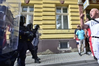  Demonštranti v Tepliciach žiadali vyšetrenie smrti Róma po zákroku polície.