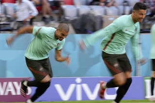 Reprezentační spoluhráči Pepe (vľavo) a Cristiano Ronaldo (vpravo).