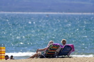 Ľudia si užívajú počasie na pláži Bournemouth v anglickom Dorsete. 