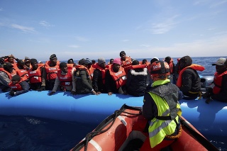 Migranti čakajú v preplnenom nafukovacom člne na záchranu loďou Sea-Watch.