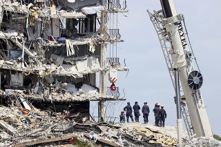Príčiny pádu budovy v bytovom komplexe Champlain Towers South sú predmetom vyšetrovania. 