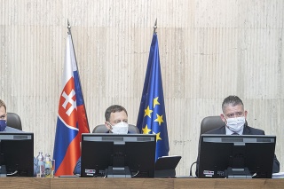 Zľava podpredseda vlády a minister financií SR Igor Matovič (OĽaNO), premiér SR Eduard Heger (OĽaNO) a minister vnútra Roman Mikulec (OĽaNO) 