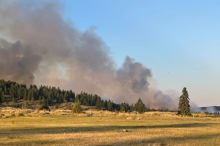 Kanadskú dedinu Lytton po troch dňoch horúčav zachvátil požiar.