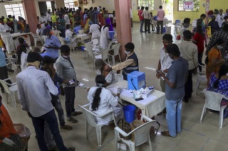 Doposiaľ je proti koronavírusu plne zaočkovaných menej než päť percent z 1,3 miliardy obyvateľov Indie. 