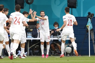 Španielsky hráč Jordi Alba (uprostred) oslavuje so spoluhráčmi úvodný gól v zápase štvrťfinále Švajčiarsko - Španielsko na EURO. 