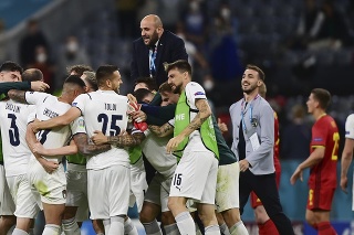 Talianski futbalisti oslavujú postup do semifinále po víťazstve 2:1 nad Belgickom.  