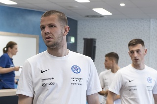 Na snímke vľavo Denis Vavro a vpravo Róbert Boženík na zraze slovenskej futbalovej reprezentácie.