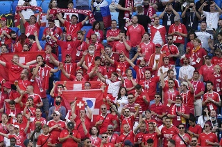 Švajčiarski fanúšikovia skandujú pred zápasom štvrťfinále Švajčiarsko - Španielsko na EURO 2020 vo futbale v Petrohrade 2. júla 2021.
