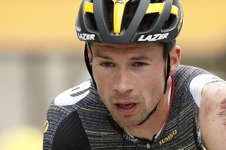 Odretý slovinský cyklista Primož Roglič z tímu Jumbo-Visma prichádza do cieľa po páde v 3. etape cyklistických pretekov Tour de France.
